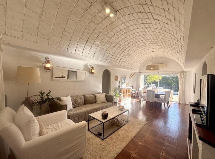 Casa · 180m² · 4 Ambientes · 3 Cocheras