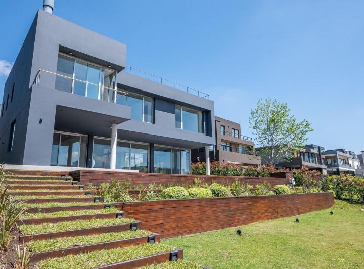 Casa · 420m² · 7 Ambientes · 2 Cocheras