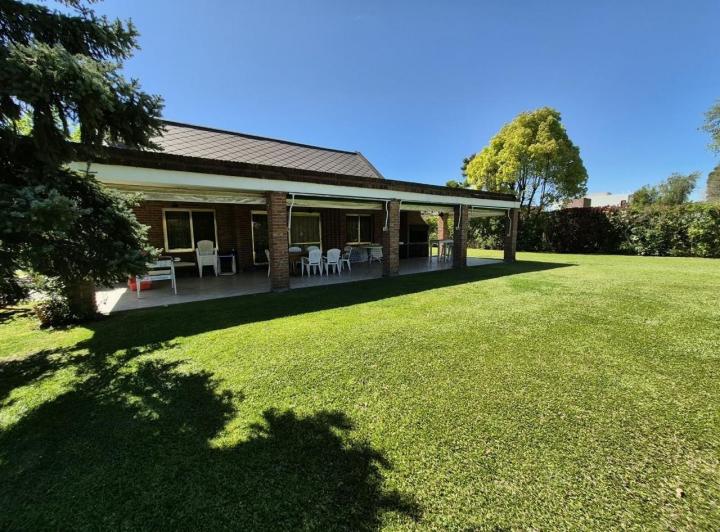 Casa · 240m² · 4 Ambientes
