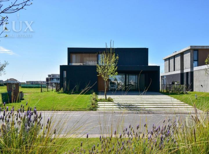 Casa · 852m² · 6 Ambientes · 2 Cocheras