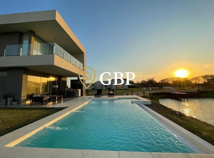 Casa · 228m² · 4 Ambientes · 4 Cocheras