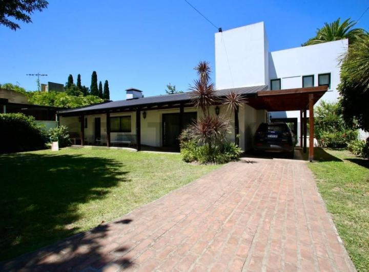 Casa · 237m² · 6 Ambientes · 1 Cochera
