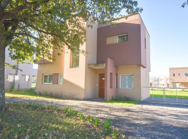 Casa · 143m² · 3 Ambientes · 1 Cochera