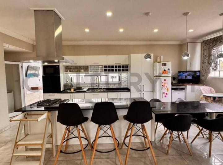 Casa · 235m² · 5 Ambientes · 1 Cochera
