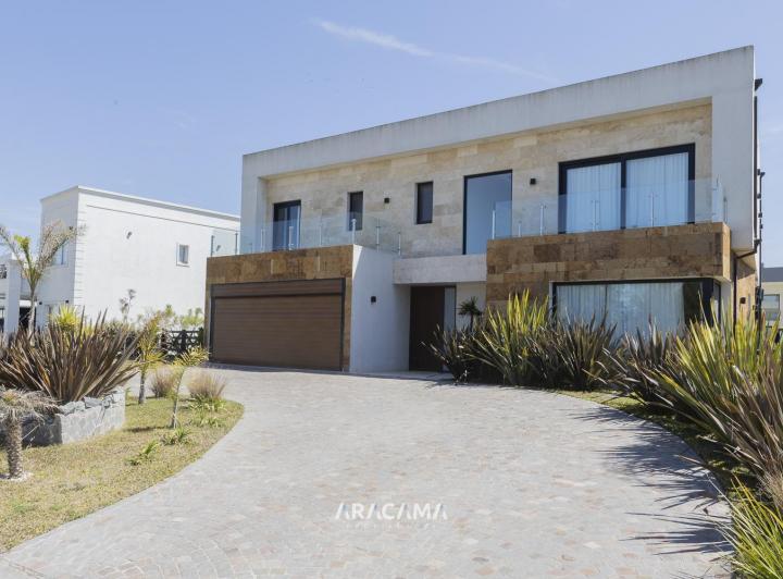 Casa · 306m² · 6 Ambientes · 6 Cocheras