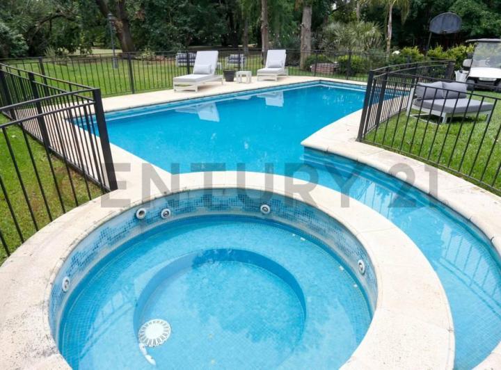 Casa · 326m² · 5 Ambientes · 2 Cocheras