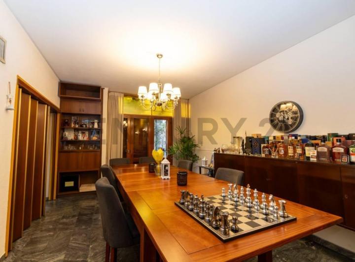 Casa · 275m² · 5 Ambientes · 1 Cochera
