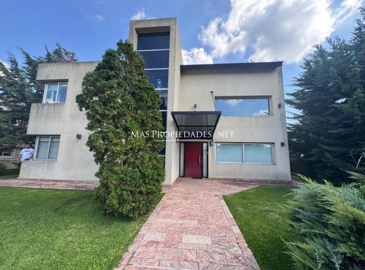 Casa · 362m² · 7 Ambientes · 1 Cochera