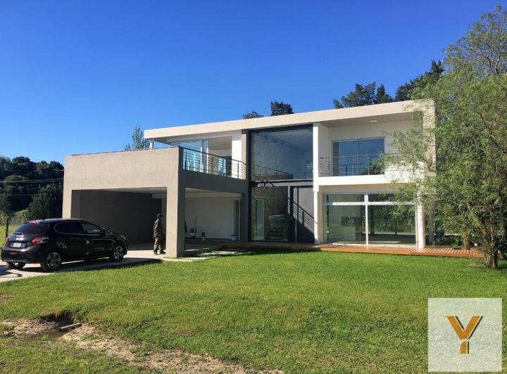 Casa · 290m² · 6 Ambientes · 2 Cocheras