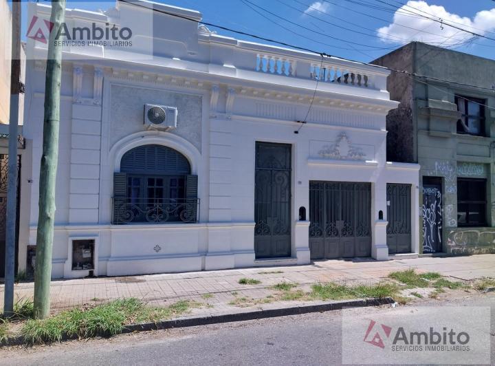 Casa · 262m² · 9 Ambientes · 1 Cochera