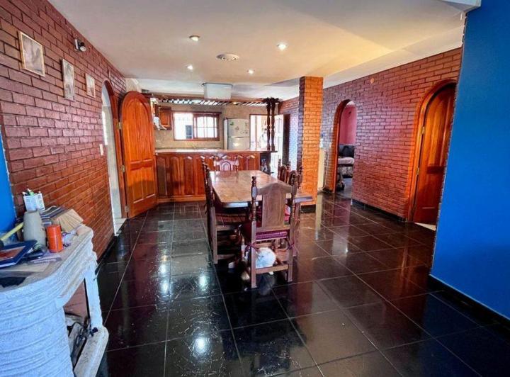 Casa · 250m² · 6 Ambientes · 3 Cocheras