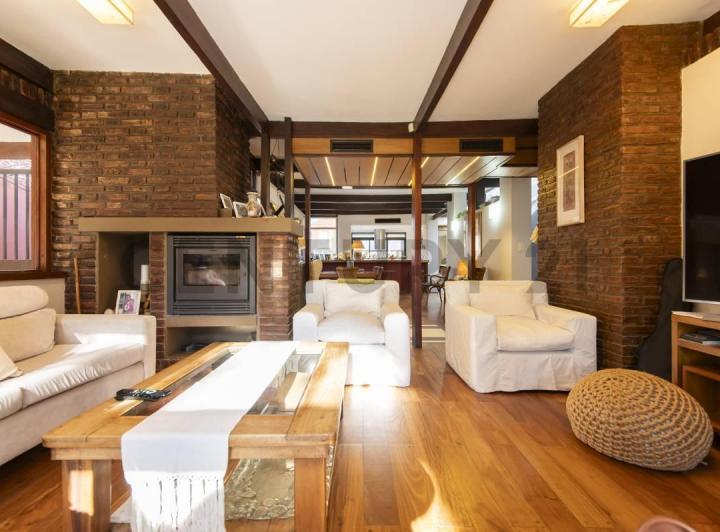 Casa · 250m² · 5 Ambientes · 3 Cocheras