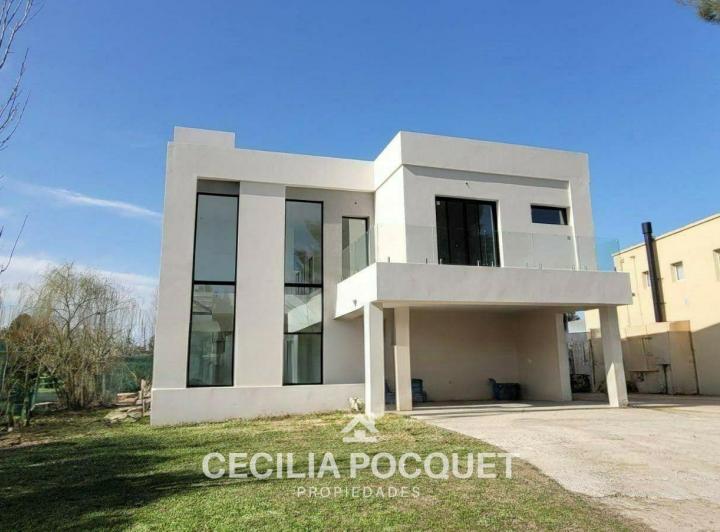 Casa · 222m² · 5 Ambientes · 2 Cocheras