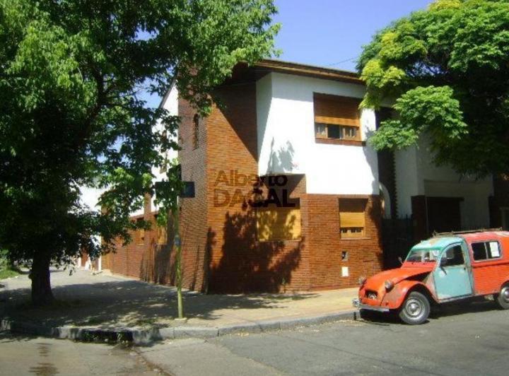 Casa · 202m² · 5 Ambientes · 2 Cocheras