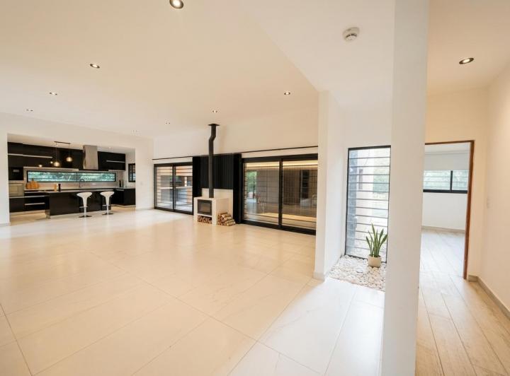 Casa · 240m² · 4 Dormitorios · 1 Cochera