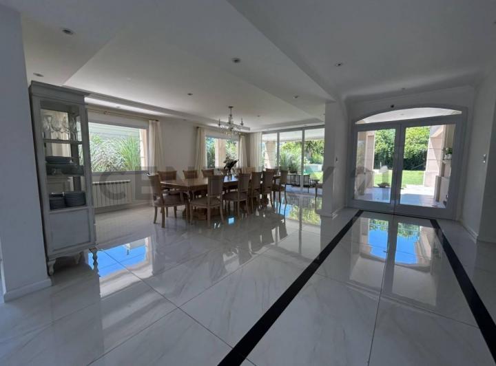 Casa · 506m² · 7 Ambientes · 4 Cocheras
