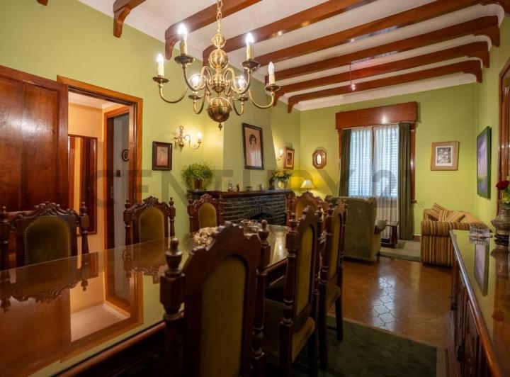Casa · 220m² · 6 Ambientes · 2 Cocheras