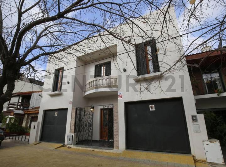 Casa · 220m² · 6 Ambientes · 3 Cocheras
