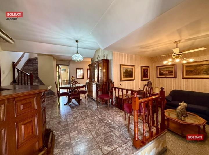 Casa · 400m² · 5 Ambientes · 6 Cocheras