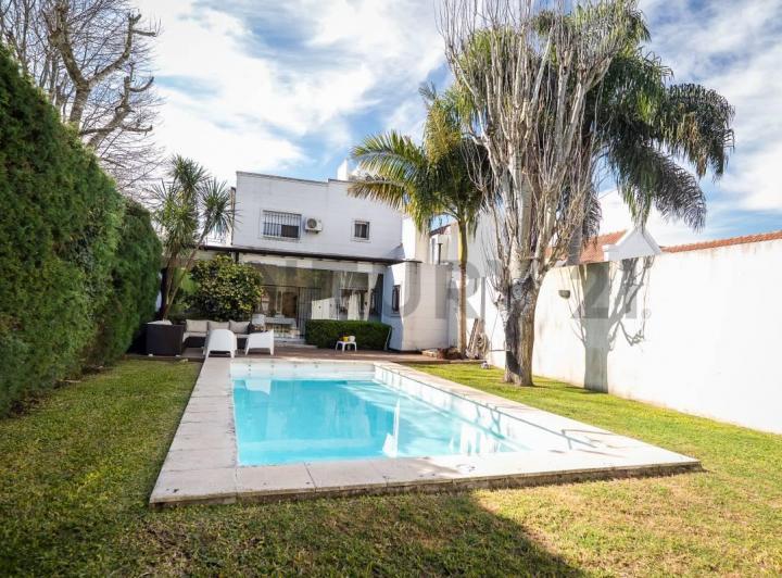 Casa · 200m² · 6 Ambientes · 2 Cocheras