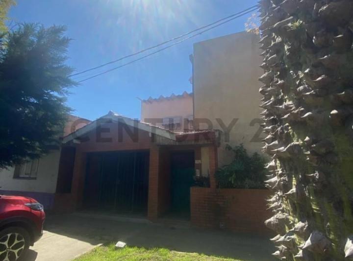 Casa · 235m² · 6 Ambientes · 1 Cochera