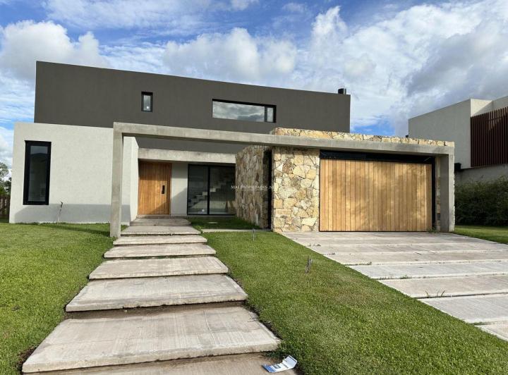 Casa · 321m² · 6 Ambientes · 1 Cochera