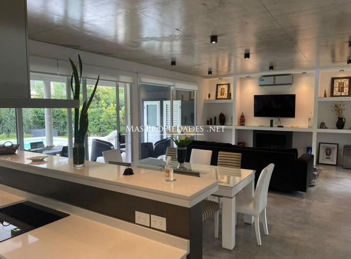 Casa · 220m² · 5 Ambientes · 3 Cocheras