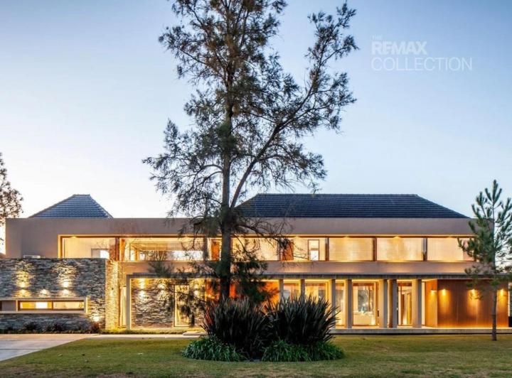 Casa · 425m² · 9 Ambientes · 6 Cocheras