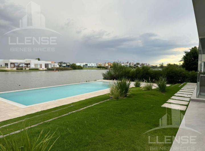 Casa · 400m² · 5 Ambientes · 3 Cocheras