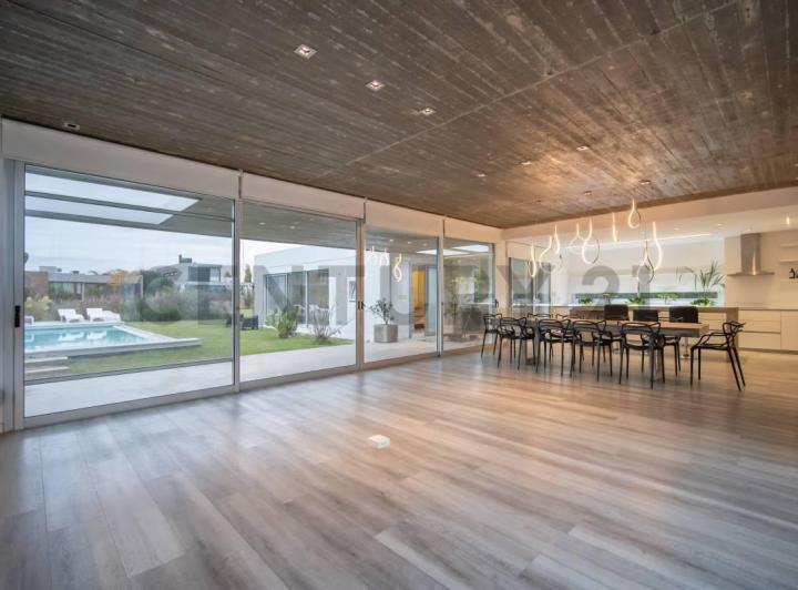 Casa · 300m² · 6 Ambientes · 4 Cocheras
