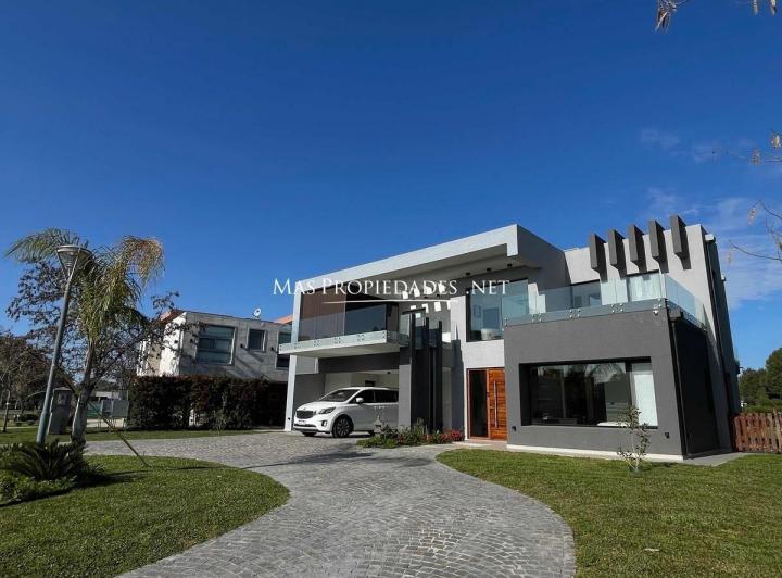Casa · 250m² · 5 Ambientes · 3 Cocheras