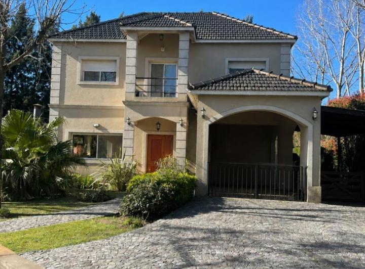 Casa · 205m² · 6 Ambientes · 4 Cocheras