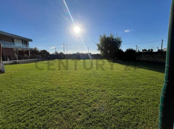 Terreno · 600m² · 1 Ambiente · 4 Cocheras