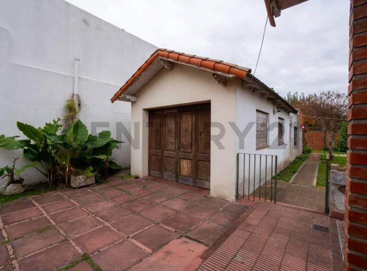 Terreno · 600m² · 4 Ambientes · 2 Cocheras