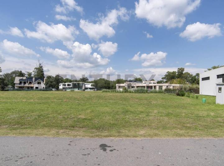 Terreno · 920m²