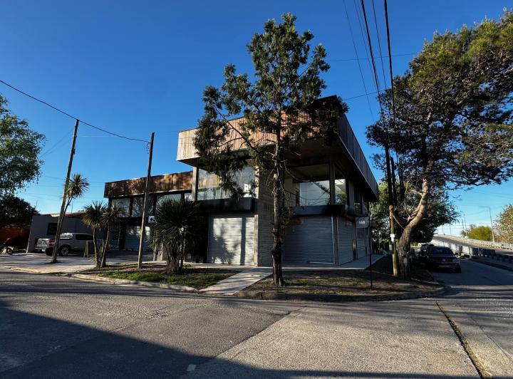 Local comercial · 63m² · 2 Ambientes · 6 Cocheras