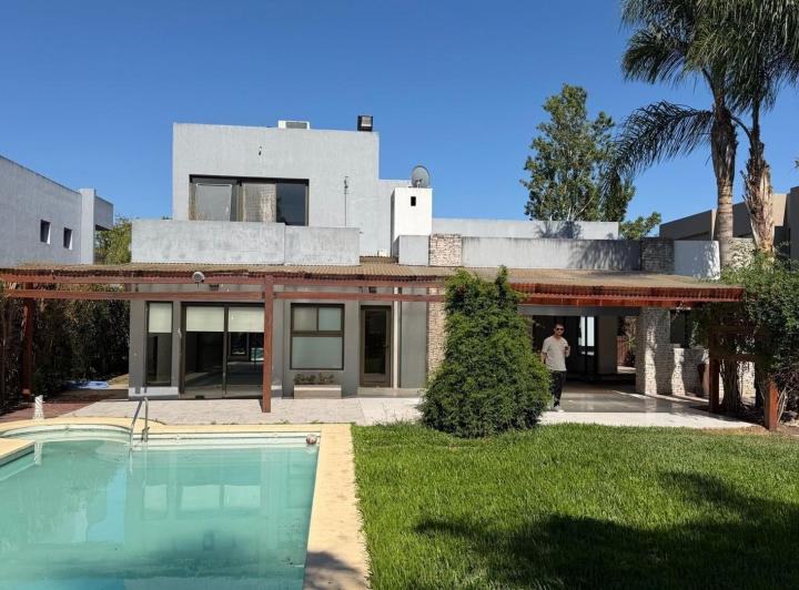 Casa · 260m² · 4 Ambientes · 2 Cocheras