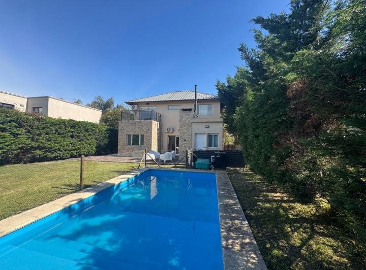 Casa · 140m² · 4 Ambientes · 3 Cocheras