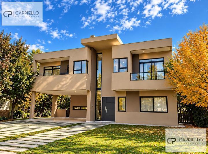 Casa · 8540000ha · 7 Ambientes · 2 Cocheras