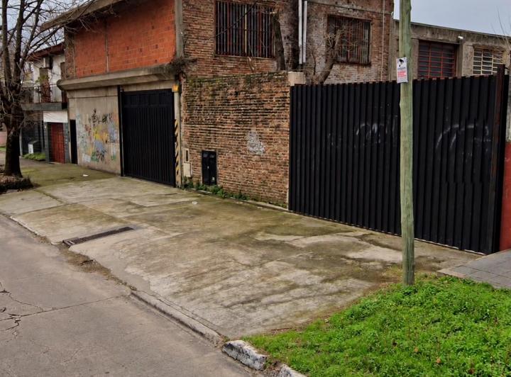 Bodega-Galpón · 650m² · 4 Ambientes · 5 Cocheras