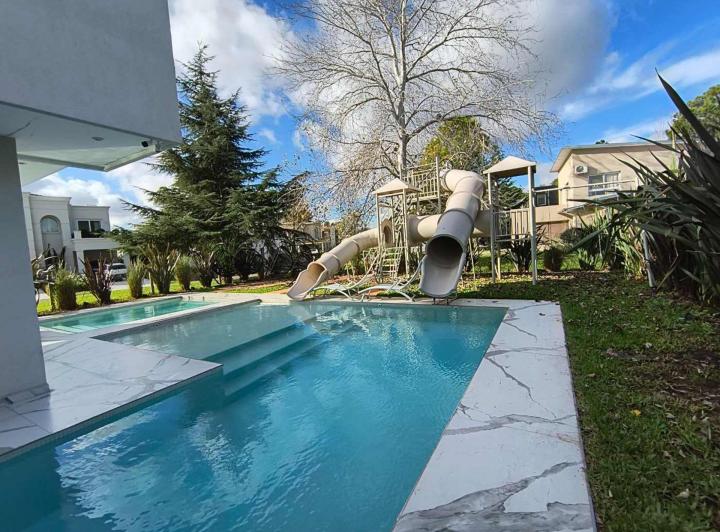 Casa · 500m² · 5 Ambientes · 3 Cocheras