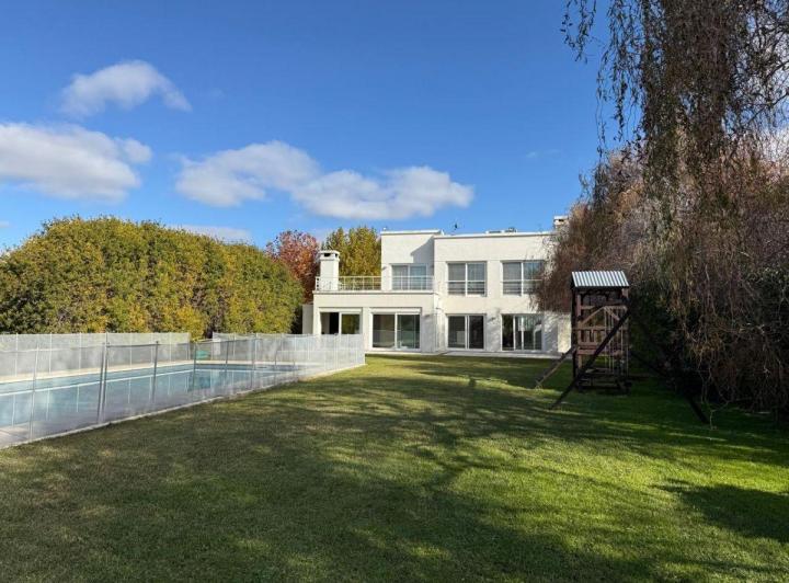 Casa · 200m² · 4 Ambientes · 1 Cochera