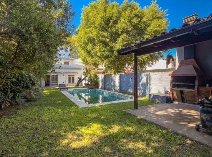 Casa · 260m² · 6 Ambientes · 2 Cocheras
