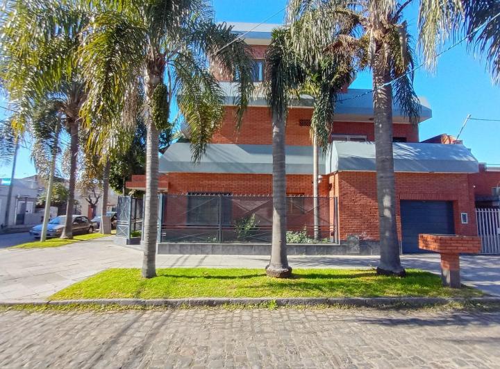 Casa · 244m² · 4 Ambientes · 2 Cocheras