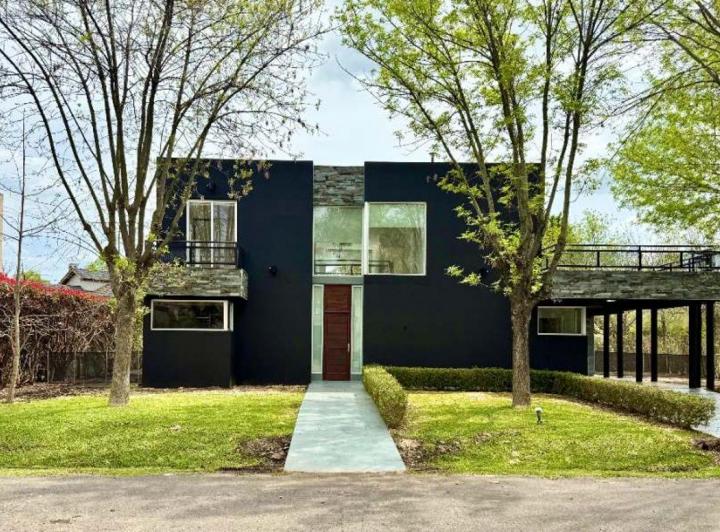 Casa · 280m² · 6 Ambientes · 4 Cocheras