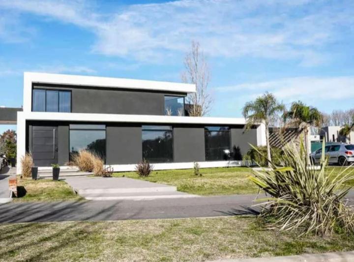 Casa · 340m² · 5 Ambientes · 4 Cocheras