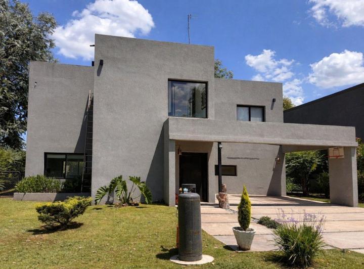 Casa · 170m² · 4 Ambientes · 2 Cocheras