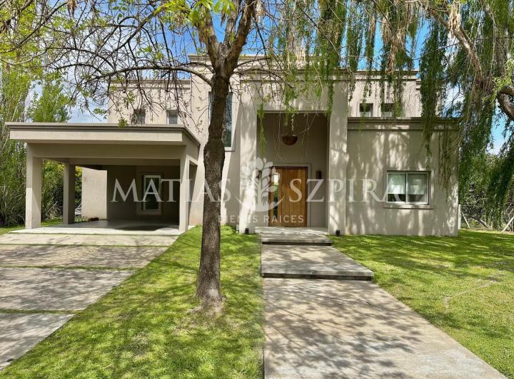 Casa · 381m² · 7 Ambientes · 2 Cocheras