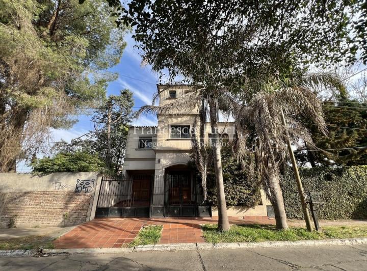 Casa · 200m² · 5 Ambientes · 2 Cocheras