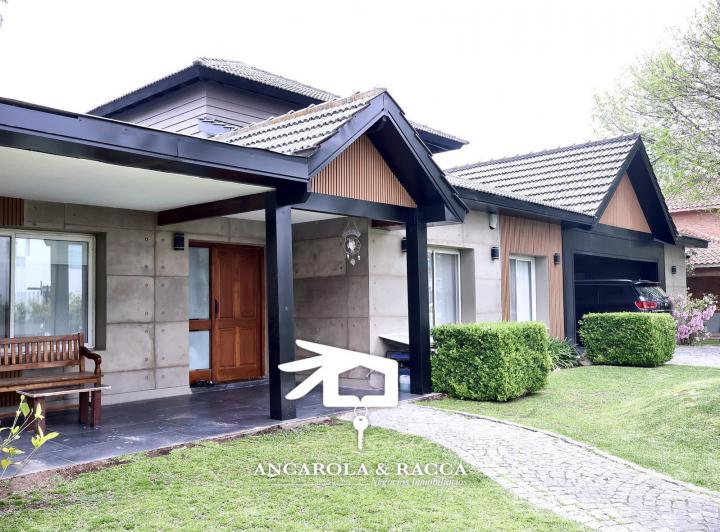 Casa · 900m² · 7 Ambientes · 2 Cocheras